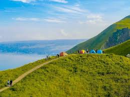 Bukit Holbung: Surga Tersembunyi di Atas Danau Toba yang Wajib Kamu Kunjungi Bukit Holbung: Surga Tersembunyi di Atas Danau Toba yang Wajib Kamu Kunjungi