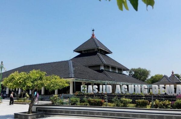 Menelusuri Jejak Wali