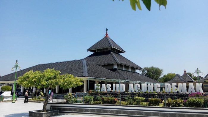Menelusuri Jejak Wali